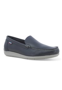 Ecco le scarpe slip-on in pelle blu navy con una finitura testurizzata, caratterizzate da cuciture bianche lungo il bordo e una suola in gomma grigia.