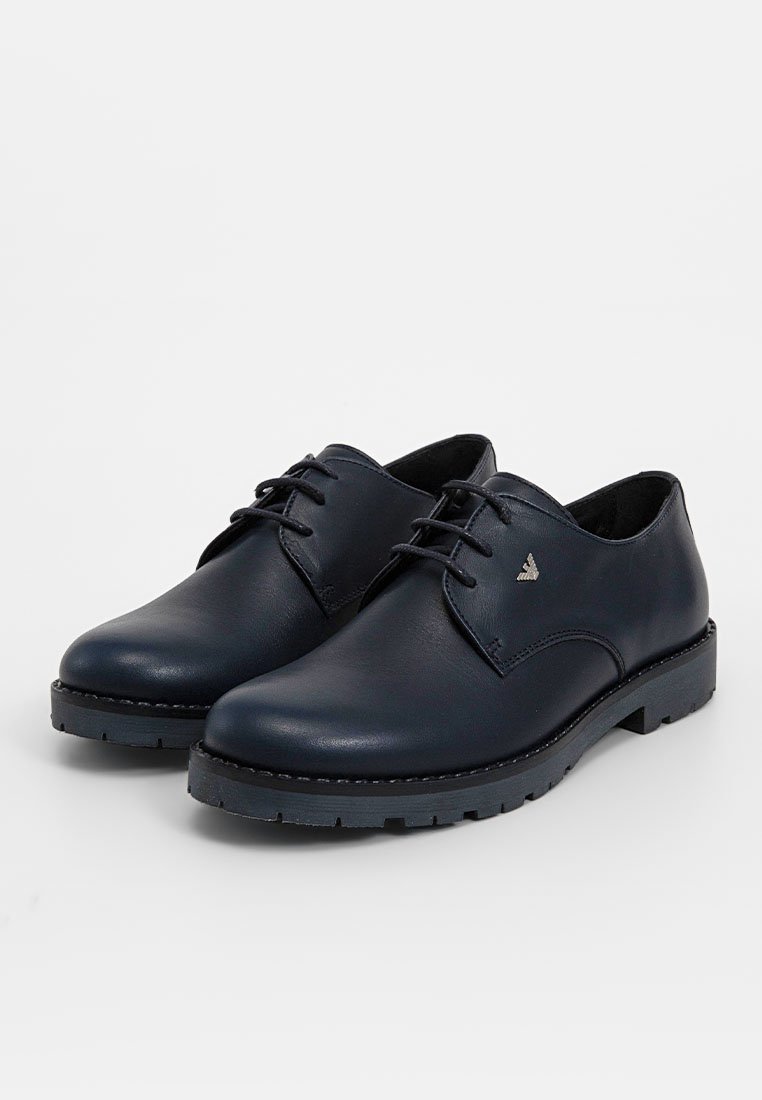 Scarpe in pelle blu dal finitura liscia, con punta arrotondata, laccio anteriore e suola in gomma texturizzata per una buona presa. Marchio discreto sul lato.