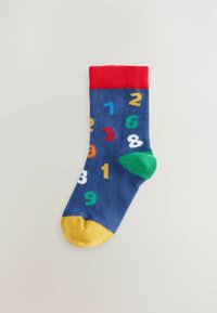 Bunte Kindersocke mit blauem Körper, rotem Bündchen, gelber Spitze, grünem Fersenbereich und den Zahlen 1 bis 9 in verschiedenen Farben auf der Oberfläche.