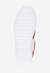 Suela de zapato de goma blanca, con ranuras horizontales para tracción y una forma redondeada. Nombre de la marca "Peter Kaiser" grabado. Acentos rojos visibles.