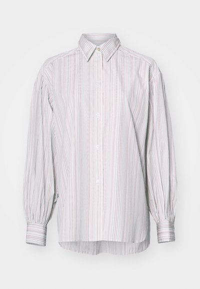 Randig skjorta i ljusa färger, med klassisk krage, långa puffärmar och en något längre bakslut.