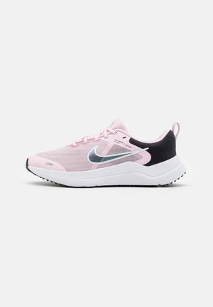 Nike Performance DOWNSHIFTER 12 NN GS - Laufschuh Straße - pink foam/flat pewter/black/white