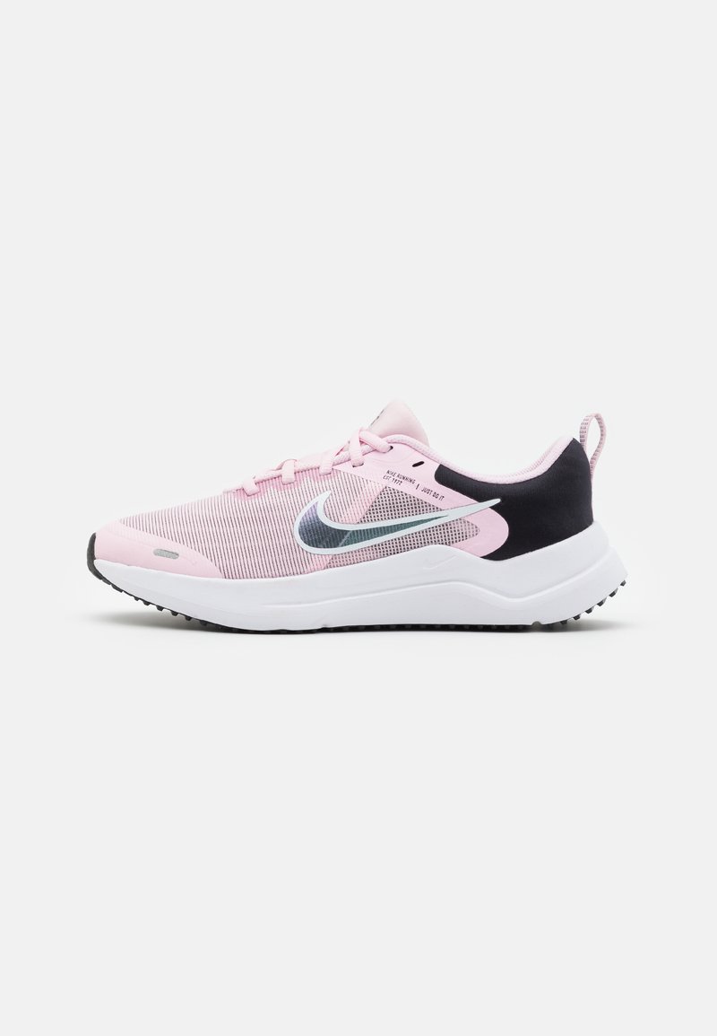 Nike Performance DOWNSHIFTER 12 NN GS - Apavi skriešanai pa asfaltu - pink foam/flat pewter/black/white