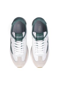 Witte en groene sneakers met een bovenwerk van glad leer en suede, ronde neus, vetersluiting en logo-accenten op de tong.