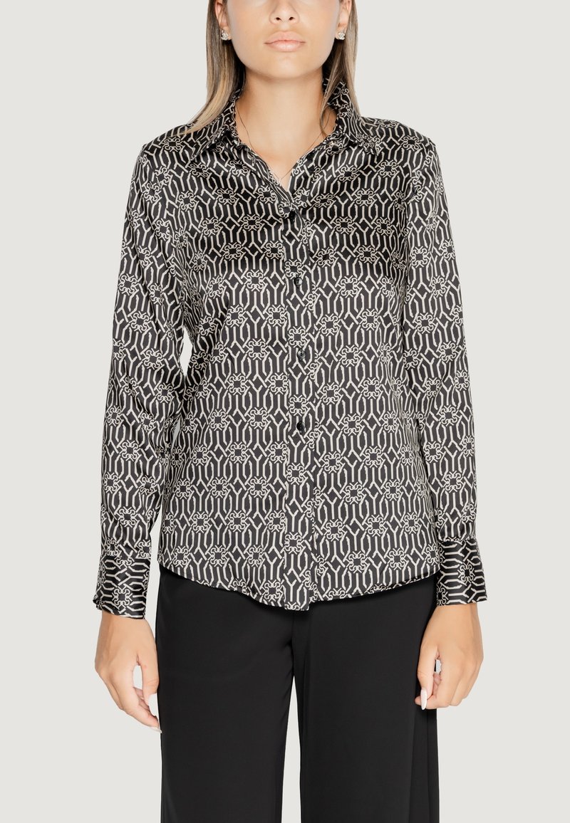 Camicia a maniche lunghe bianca e nera con un motivo geometrico, dotata di colletto e realizzata in un tessuto liscio e lucido.