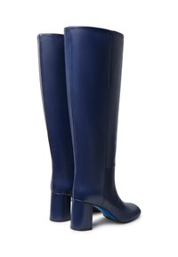 Stivali alti fino al ginocchio in pelle blu navy con un design elegante, punta rotonda e tacco a blocco. Texture liscia con dettagli di cucitura minimi.