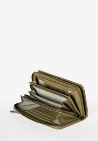 Reißverschlussgeldbörse aus olivgrünem Leder mit Fächern für Karten und Bargeld, ausgestattet mit einer glatten Textur und einem kontrastierenden hellgrauen Innenfutter.