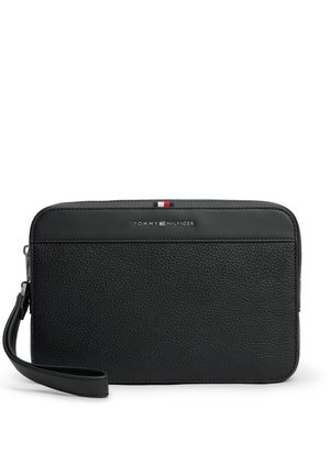 Czarna, teksturowana skórzana kopertówka na nadgarstek z logo Tommy Hilfiger i małym czerwono-biało-niebieskim detalem flagi na suwaczku.