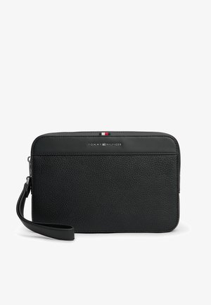 Czarna, teksturowana skórzana kopertówka na nadgarstek z logo Tommy Hilfiger i małym czerwono-biało-niebieskim detalem flagi na suwaczku.