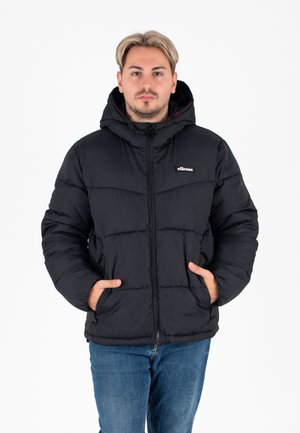 Giacca a vento nera con cappuccio, dotata di chiusura zip frontale, tasche laterali e un patch con logo sul petto. Materiali spessi e trapuntati.