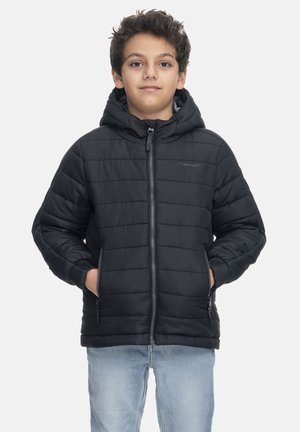 Svart puffjacka med huva, dragkedjefickor, quiltad textur och elastiska ärmslut, bärs över ljusblå jeans.