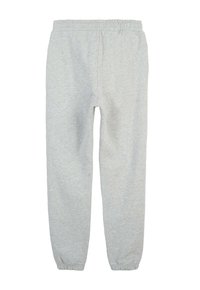 Jasnoszare dresy wykonane z miękkiej bawełny, posiadające elastyczny pas i zwężające się mankiety. Bez widocznych wzorów ani akcentów.