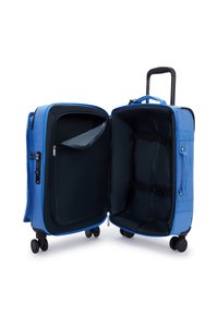 Modrý kufr na kolečkách se zipovým otvíráním, boční kapsou, nastavovacími popruhy uvnitř a texturovaným povrchem. Vnitřek je tmavé barvy.