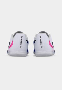 Λευκά αθλητικά παπούτσια με μπλε και ροζ λεπτομέρειες, με λεία επιφάνεια, υφασμένα πέλματα και το λογότυπο "PHANTON" στη φτέρνα.