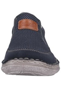 Scarpa slip-on blu navy con upper in mesh e dettagli in pelle. Presenta una suola testurizzata e cuciture a vista lungo i bordi.