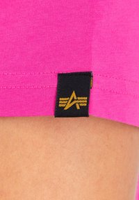 Alpha Industries BASIC - Majica kratkih rukava s printom - magenta