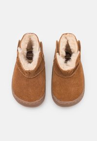 Botas de ante marrón hasta el tobillo con un suave forro de piel sintética, punta redondeada y detalles cosidos. Diseño ligero adecuado para el uso por parte de niños pequeños.