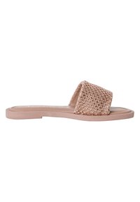 Sandal in pelle nuda piatta con cinturino intrecciato e piccoli chiodi metallici, soletta imbottita e suola testurizzata.