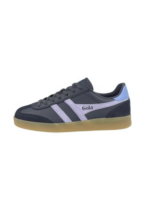 Zapatilla baja Gola negra y azul con rayas laterales en púrpura claro, cordones delanteros y suela de goma translúcida.