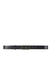 Cinturón de cuero negro con una hebilla de metal dorado que muestra un logotipo rectangular, con textura suave y diseño mínimo, dos agujeros para ajuste.