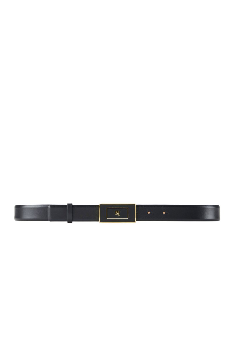 Cinturón de cuero negro con una hebilla de metal dorado que muestra un logotipo rectangular, con textura suave y diseño mínimo, dos agujeros para ajuste.