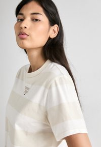 Tommy Jeans LOGO TEE - T-shirt print - off white/beige