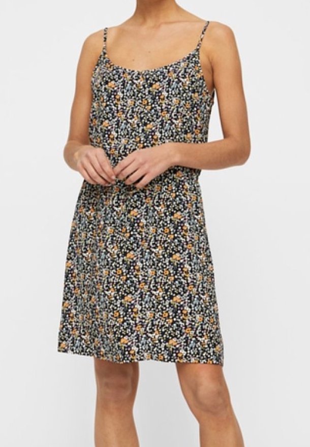 Robe noire à fleurs avec de fines bretelles ajustables, présentant un motif de petites fleurs colorées, en tissu léger et à coupe décontractée.
