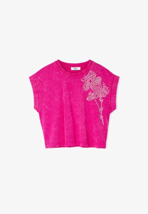 Jasně růžový zkrácený tričko z měkkého bavlněného materiálu s kulatým výstřihem a krátkými rukávy. Na jedné straně má květinový vzor vyrobený z kamínků.