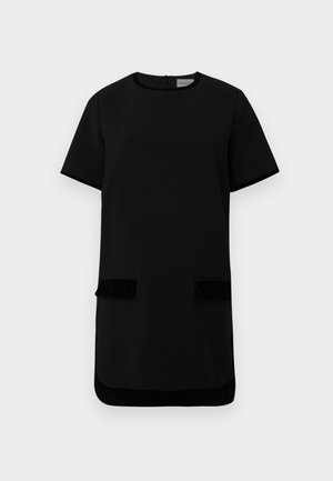 Vestido corto de manga corta en color negro, con escote redondo, dos bolsillos delanteros con solapa y ribetes de terciopelo en los bolsillos y el dobladillo.