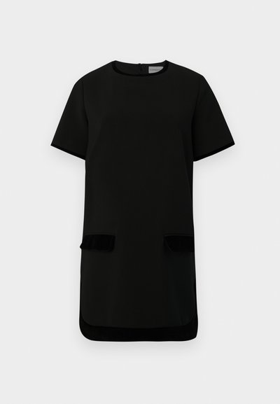 Vestido corto de manga corta en color negro, con escote redondo, dos bolsillos delanteros con solapa y ribetes de terciopelo en los bolsillos y el dobladillo.