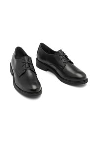 Scarpe da uomo in pelle nera con finitura liscia, punta affusolata e design classico con lacci. Presentano un tacco basso impilato e un interno imbottito.