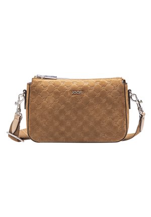 Brązowa torebka crossbody z zamszu z wytłaczanym wzorem, srebrnymi akcentami, regulowanym paskiem i zamek błyskawiczny na górze.