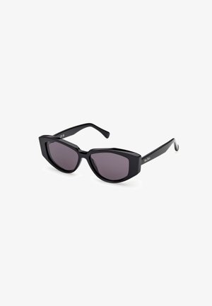 Zwarte cat-eye zonnebril met dikke monturen en donkere lenzen. De pootjes zijn glad met subtiele branding aan de ene kant.