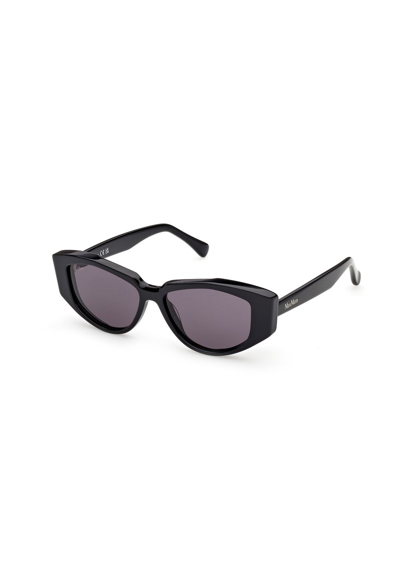 Schwarze Cat-Eye-Sonnenbrille mit dicken Rahmen und dunklen Gläsern. Die Bügel sind glatt mit dezentem Branding auf einer Seite.