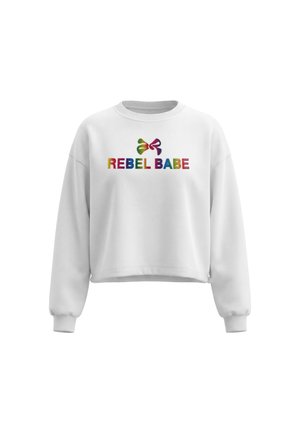 Felpa bianca a maniche lunghe con polsini e collo a costine, con una farfalla colorata sopra il testo "REBEL BABE" in lettere arcobaleno.
