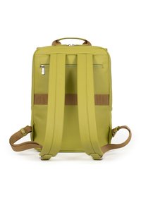Groene rugzak met een gladde, matte afwerking. Bevat dubbele gewatteerde schouderbanden en een handvat aan de bovenkant. Inclusief een ritsvak aan de achterkant.