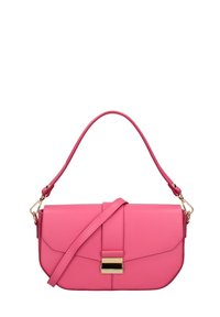 Sac à main en cuir synthétique rose avec une fermeture dorée, de forme rectangulaire, doté d'une poignée supérieure unique et d'une bandoulière amovible.