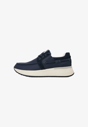 Sneaker in pelle blu navy con suola imbottita bianca, suola esterna nera, chiusura frontale con lacci e cuciture moc toe, vista laterale.