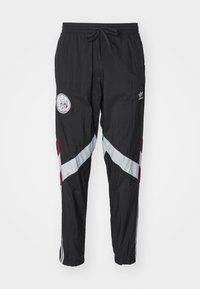 Pantalones de chándal negros con un acabado texturizado, que presentan rayas diagonales en plata y granate, un logotipo bordado y una cinturilla elástica.