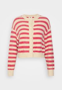 Krátký, střižený cardigan vyrobený z měkké, strukturované tkaniny; má střídavé krémové a růžové pruhy, zapínání na knoflíky a dlouhé rukávy.