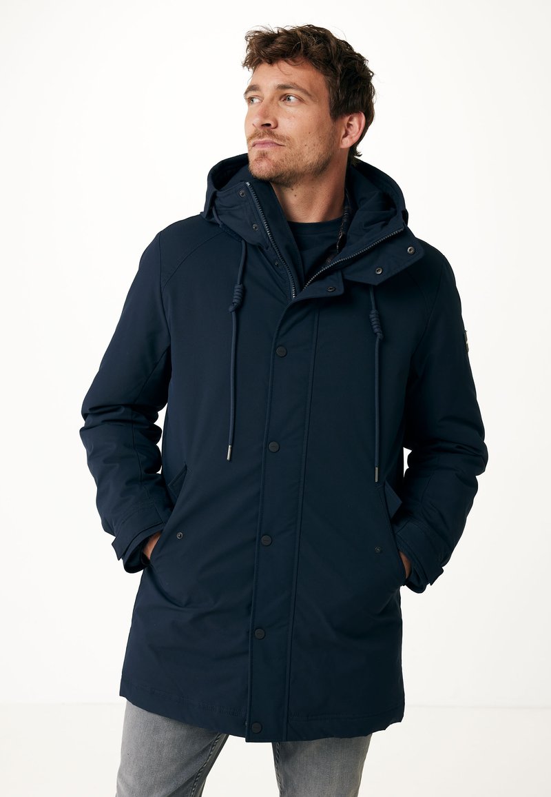 Parka con capucha en azul marino, con cierre de cremallera y botones a presión, capucha con cordón ajustable y amplios bolsillos frontales. Tejido suave y resistente al agua.