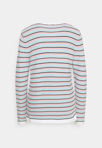 Pruhované tričko s dlouhým rukávem, které má vodorovné pruhy v světle modré, červené, černé a bílé barvě. Ribovaný povrch s kulatým výstřihem a manžetami.