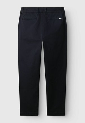 Černé kalhoty s rovnými nohavicemi, poutky na pásek a klopy na zadních kapsách, s malou značkovou cedulkou na pravé kapse.