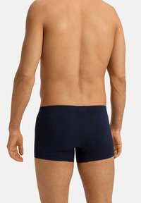 Tmavě modré boxerky z elastické bavlny s hladkým pasem a přiléhavým střihem, v jednobarevném provedení bez viditelných vzorů.