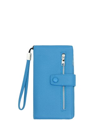 Portafoglio da polso blu con texture, con tasca frontale con cerniera e chiusura a patta con bottone a pressione su sfondo bianco.