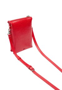 Czerwona skórzana torebka na ramię z fakturowanym wykończeniem, zamknięcie na zamek u góry oraz regulowany pasek do elastycznego noszenia.