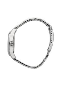 Orologio da polso in metallo argentato con quadrante rettangolare, bracciale a maglie collegate, chiusura dettagliata e sottili intagli per la regolazione della misura.