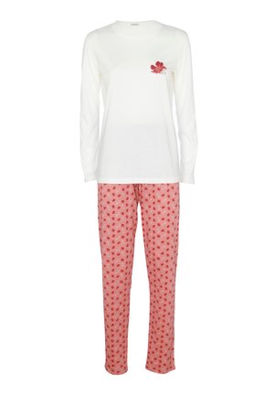 Top bianco a maniche lunghe con dettaglio a fiore rosso sul petto abbinato a pantaloni rosa con motivo floreale rosso.
