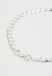 Collana in metallo argentato con anelli intrecciati, dotata di chiusura a gancio e contrassegnata con "ITALIA" per autenticità. Finitura liscia e lucida.