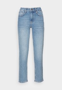 Ljusblå högmidjade rakbenade jeans med framknapp och dragkedja, bälteshällor och femficksdesign mot en vit bakgrund.